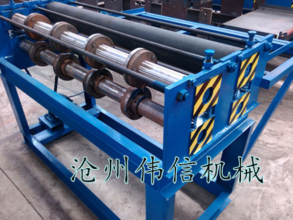 1.3米膠軸分條機(三刀) 1.3米膠軸分條機(三刀)