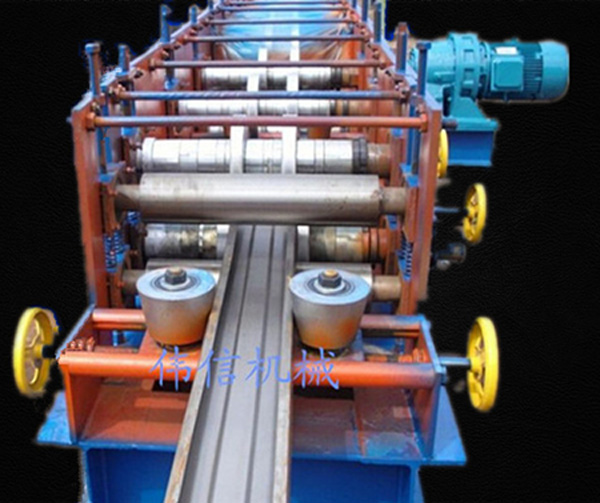 黑色C型鋼機(jī)有板型